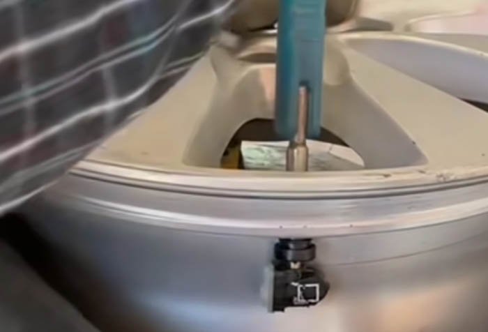 Install the New TPMS Valve
